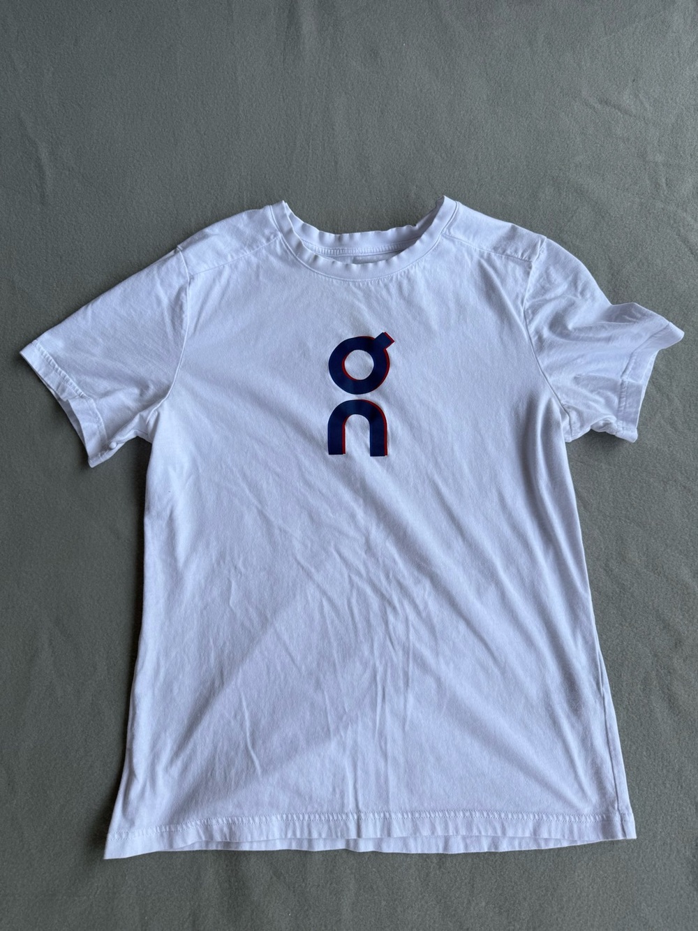 Run On Clean Cloud White Tee Mens Medium Blue/Red Logo Graphic T Shirt